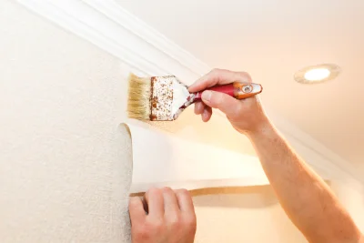 Pose de papier peint à Four — revêtements muraux et toiles de verre